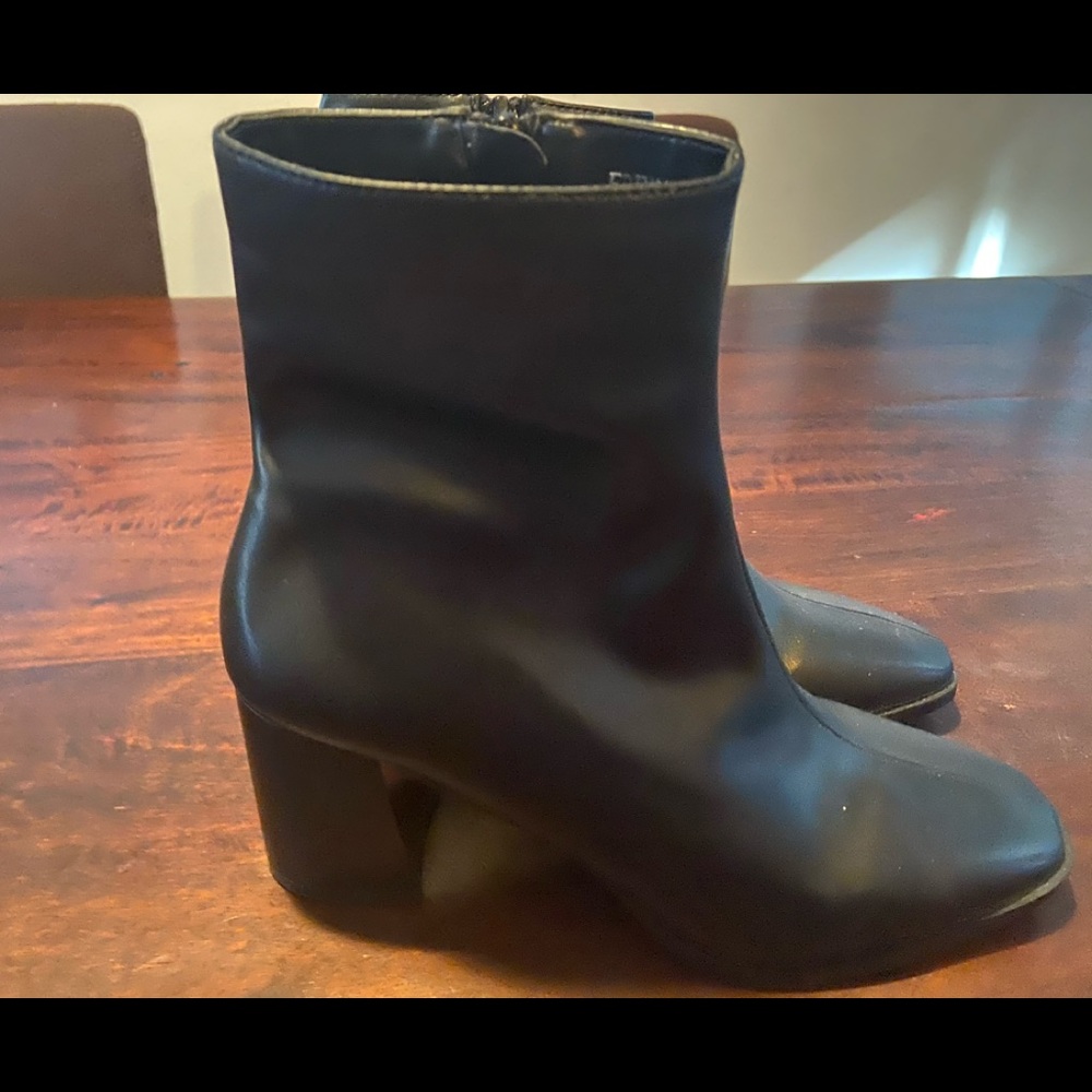 Black slim ankle boot from ASOS. - Picture 3 of 3